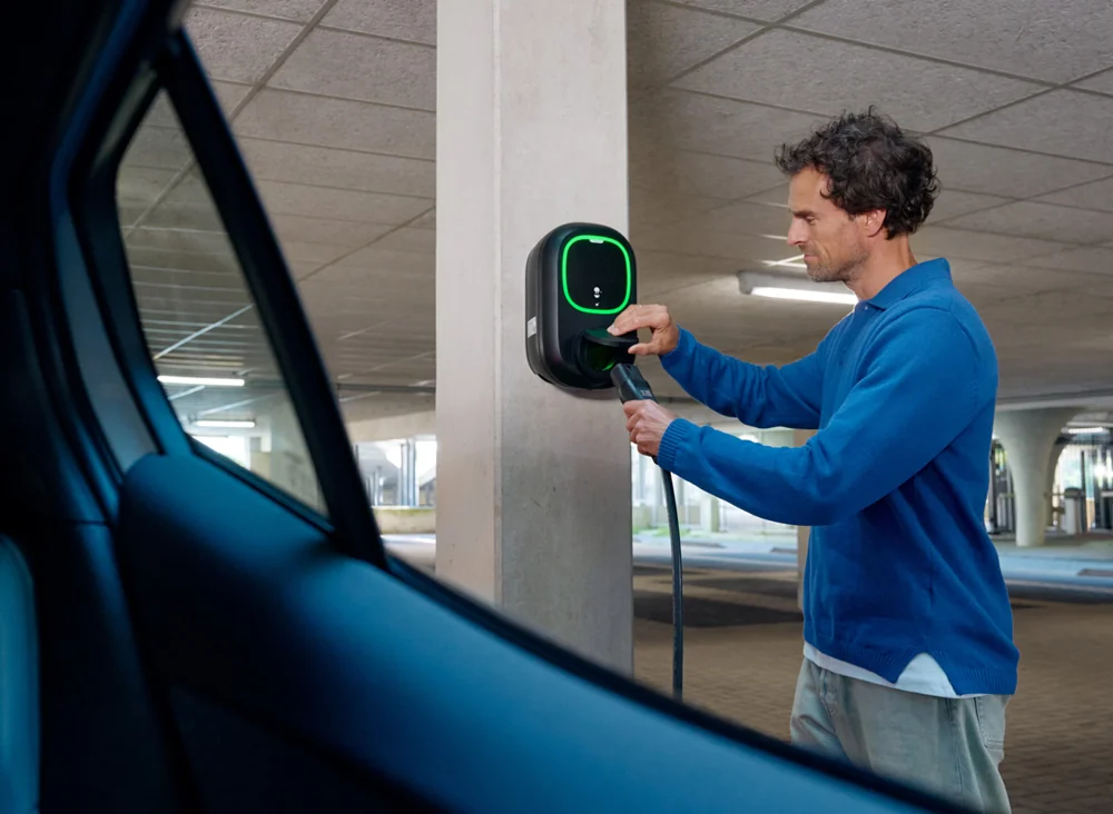 Pulsar Pro Socket Wallbox utilisée sur un parking couvert