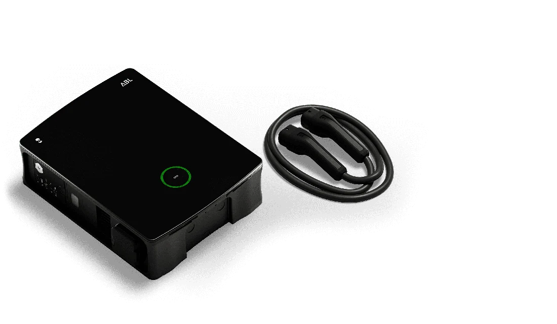 Wallbox ABL eM4 Twin vue de trois quarts, avec ses prises latérales et un câble de recharge