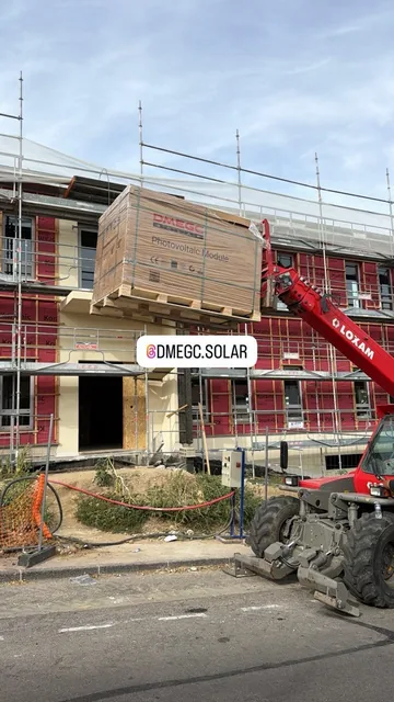 Levage d’une palette de panneaux photovoltaïques DMEGC sur le chantier de l’installation de 36 kWc