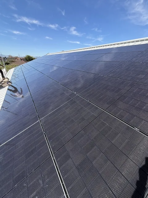 Vue rapprochée des panneaux DMEGC posés sur la toiture de l’installation solaire de 36 kWc