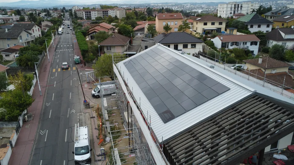 Vue aérienne de l’installation photovoltaïque Silinergy de 36 kWc avec panneaux DMEGC sur une toiture métallique