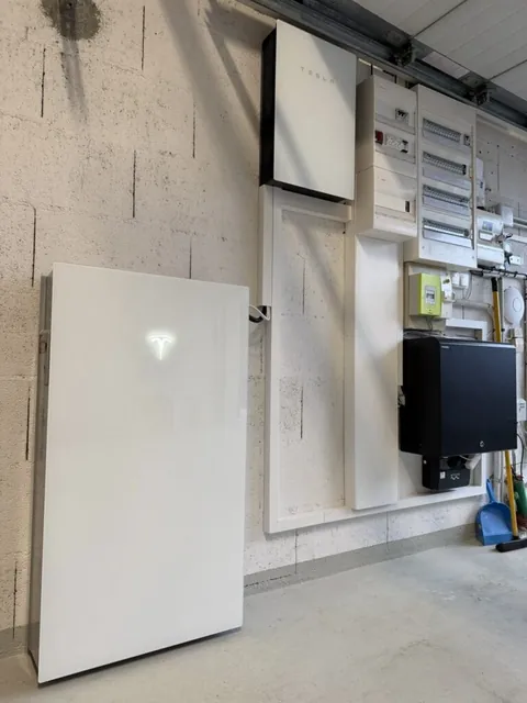 Batterie Tesla murale et ses équipements électriques dans un garage
