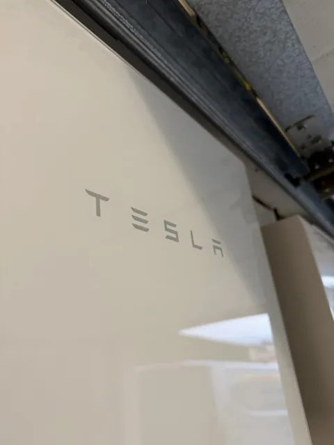 Vue rapprochée du boîtier blanc et du logo de la batterie Tesla