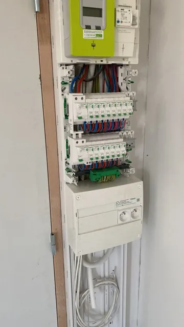 Compteur Linky au-dessus d’un tableau électrique ouvert
