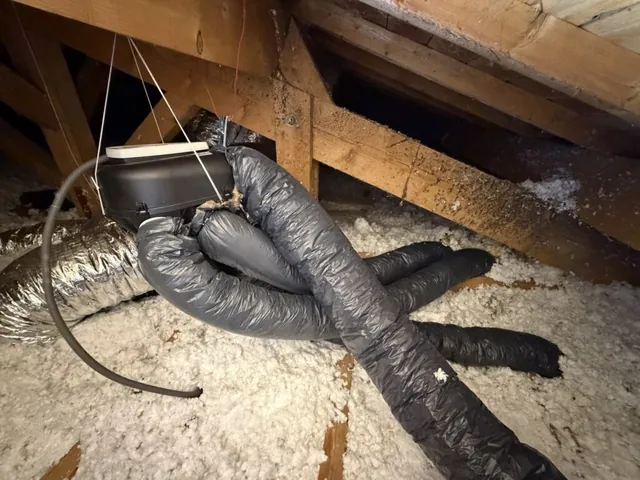 Groupe de ventilation et gaines isolées installés dans les combles