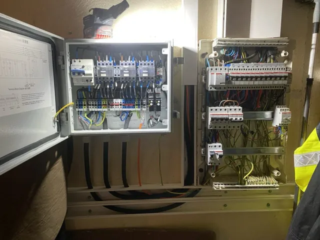 Deux armoires métalliques ouvertes et leurs équipements de commande électriques