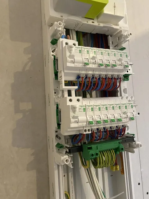 Tableau électrique ouvert intégré dans une cloison