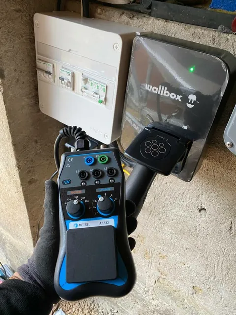 Appareil de mesure branché sur une borne de recharge sous son coffret de protection