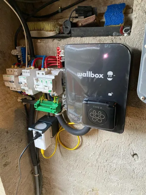 Intérieur d’un équipement de recharge et ses composants électriques sur un mur en briques