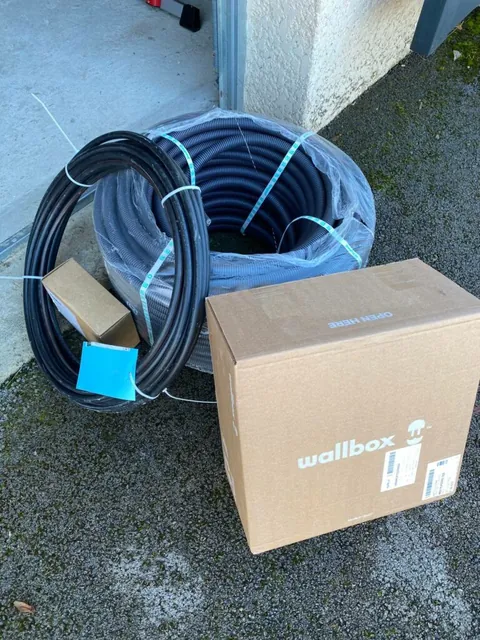 Borne Wallbox et son câble de recharge avant leur installation