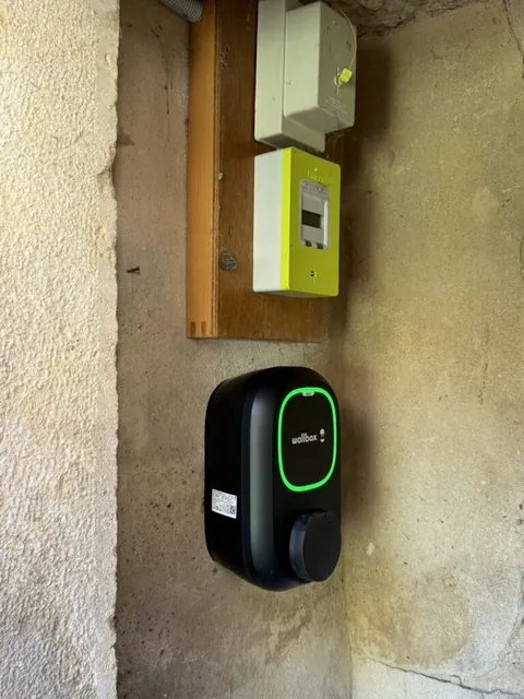 Borne Wallbox installée sous un compteur Linky dans une niche murale