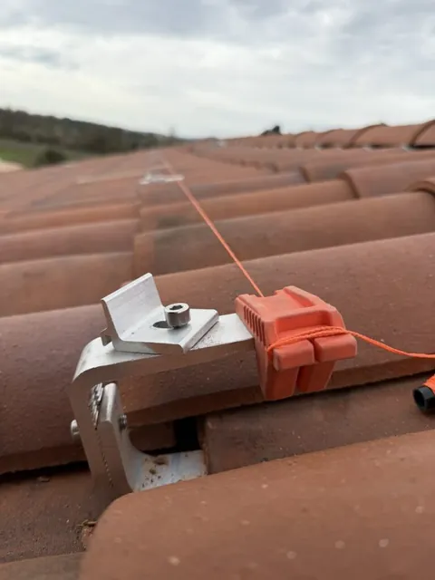 Fixation photovoltaïque sur une toiture en tuiles avec un cordeau d’alignement