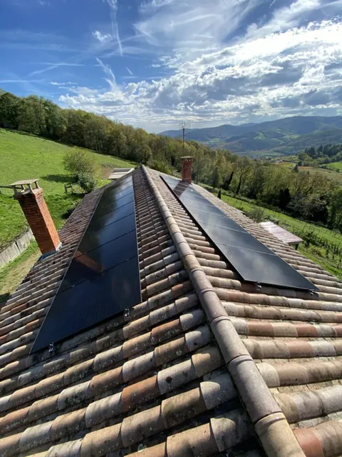 Panneaux photovoltaïques installés de part et d’autre du faîtage de la toiture