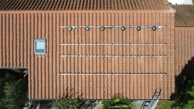 Vue aérienne des rails de fixation avant la pose des panneaux photovoltaïques