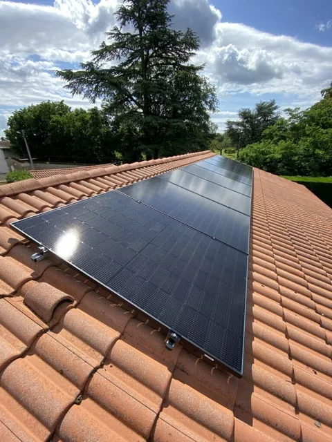 Vue depuis l’angle d’une installation de panneaux solaires sur tuiles