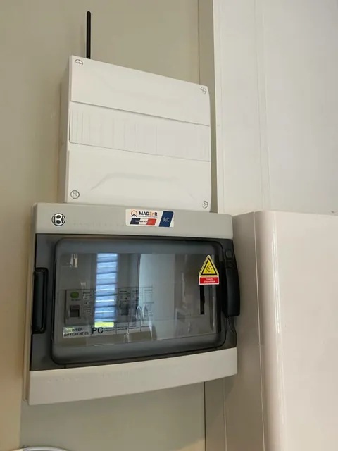 Coffret de protection photovoltaïque à couvercle transparent fixé au mur