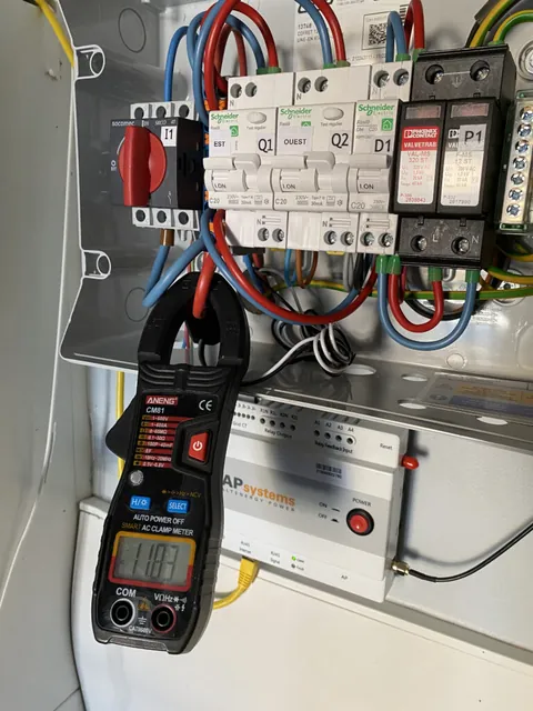 Appareil de mesure devant un coffret de protection solaire ouvert