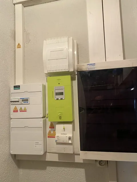 Compteur Linky et tableau électrique associés au raccordement solaire
