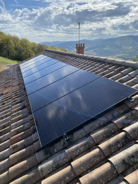 Vue rapprochée des modules photovoltaïques sur une toiture en tuiles grises