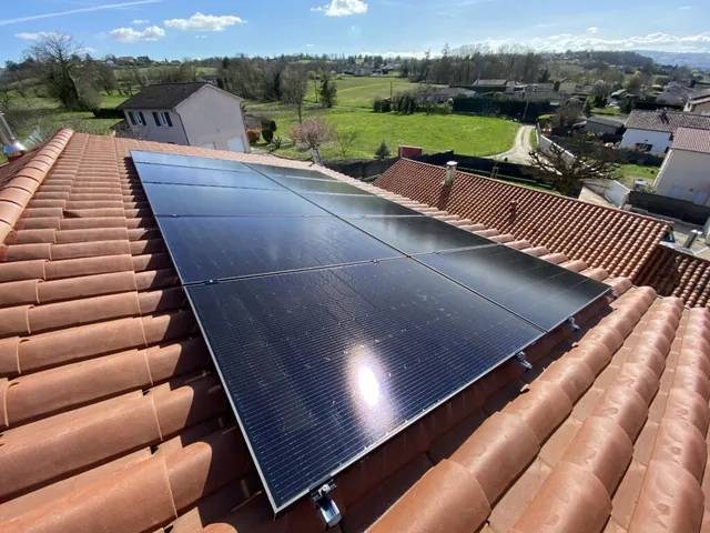 Vue en perspective de modules solaires noirs et de leurs reflets sur une toiture
