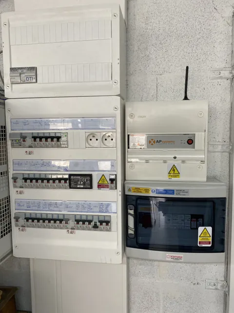 Coffrets de protection électrique d’une installation photovoltaïque fixés au mur