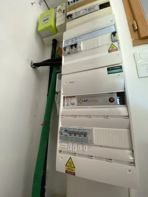 Compteur Linky au-dessus d’un tableau de protection électrique vertical