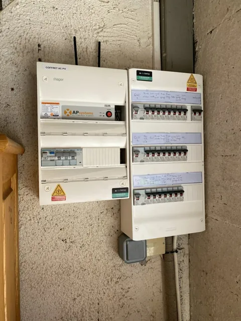 Deux coffrets électriques de protection installés sur un mur brut