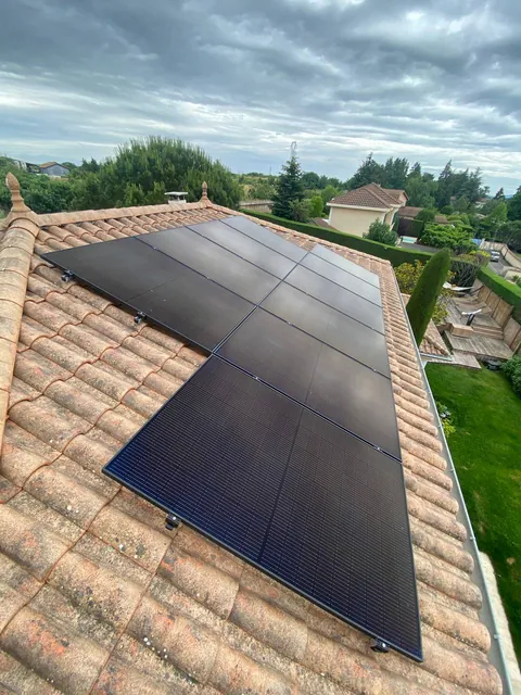 Installation photovoltaïque de 9,6 kWc en autoconsommation sur une toiture en tuiles