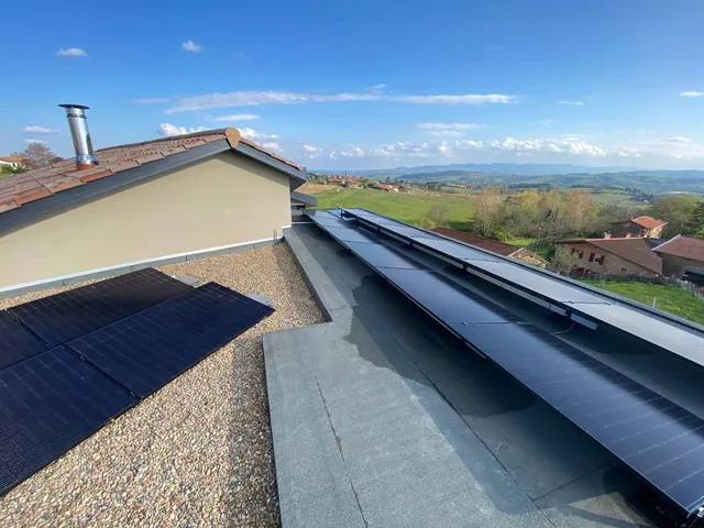 Installation solaire de 6,8 kWc en autoconsommation sur une toiture-terrasse gravillonnée